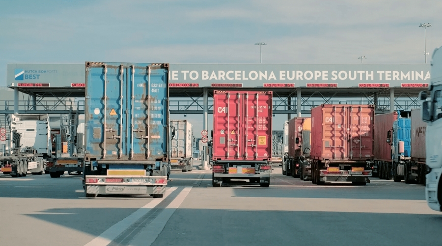 Más de 3.000 camiones se mueven cada día por el Puerto de Barcelona.