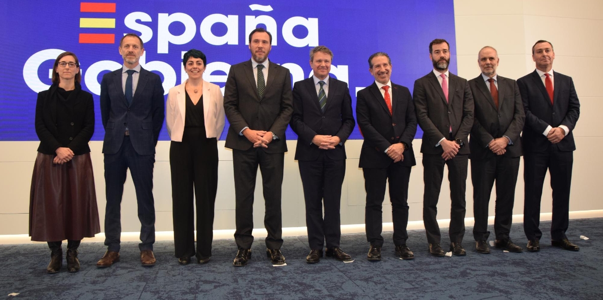 Roser Obrer, directora general de Transporte por Carretera; Ángel Contreras, presidente de Adif y Adif AV; Marta Elia Serrano, secretaria general de Transporte Terrestre; Óscar Puente, ministro de Transportes; José Antonio Santano; Jesús Manuel Gómez, subsecretario de Transportes y Movilidad Sostenible; Benito Núñez, secretario general de Transporte Aéreo y Marítimo; Carlos María Juárez, director general del Sector Ferroviario; y Gustavo Santanta, director general de la Marina Mercante. Fotos B.C.