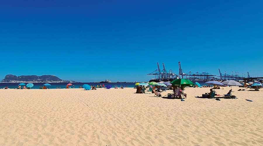 La APBA acaba de sacar a licitación tanto el trasvase de arena para la Playa del Rinconcillo (Algeciras), como la restitución del perfil de la playa de Guadarranque (San Roque)