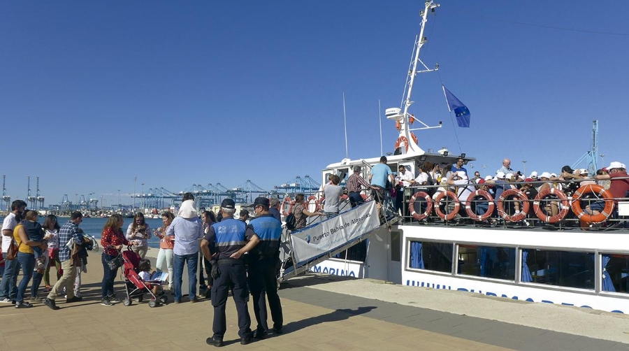La autoridad portuaria invita en esta ocasión a más de 2.000 vecinos a que conozcan desde el mar la actividad portuaria.