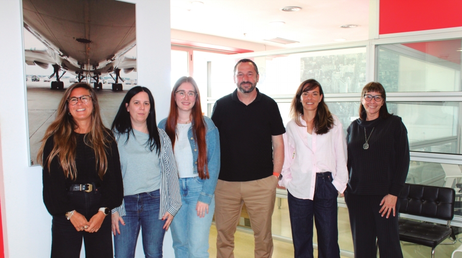 Francesc Campillo, CEO de Serveis Integrals de Càrrega, junto al resto del equipo de la empresa. Foto M.V.
