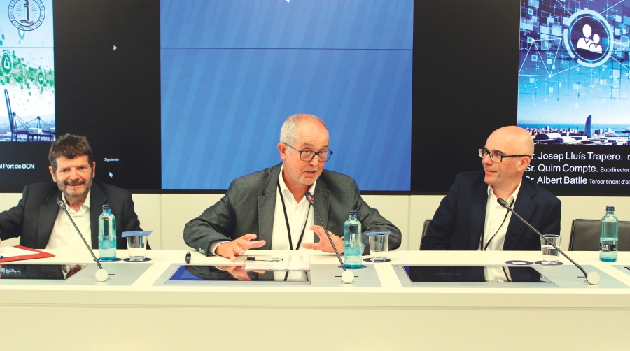 Albert Batlle, teniente de Alcaldía del Ayuntamiento de Barcelona; Felip Puig, moderador; y Quim Compte, subdirector general de Explotación y Planificación Portuaria de Port de Barcelona. Foto M.V.