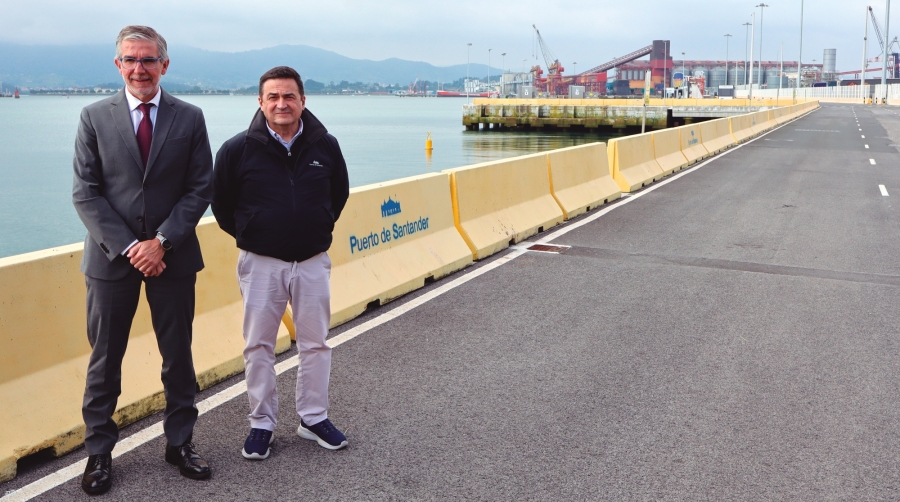 César Díaz, presidente de la Autoridad Portuaria de Santander (izq.), y Santiago Díaz Fraile, director de la APS. Foto J.P.