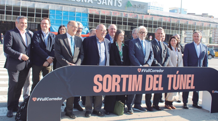Una veintena de representantes empresariales de Catalunya y la Comunitat Valenciana participaron ayer en el acto de “Queremos Corredor” celebrado en el exterior de la Estació de Sants. Foto M.V.