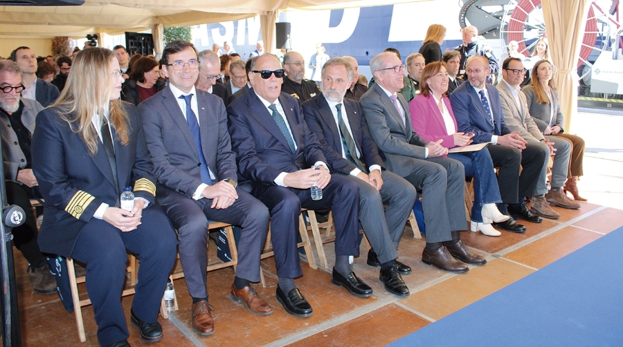 El presidente de Port de Barcelona, José Alberto Carbonell; el consejero delegado de Grimaldi Logística en España, Mario Massarotti; el director de explotación de Puerto del Estado, Pedro García; y la consellera de Territori de la Generalitat, Sílvia Paneque, junto a otros representantes institucionales, durante el acto de inauguración del OPS de la terminal de Grimaldi en el Puerto de Barcelona. Foto M.V.