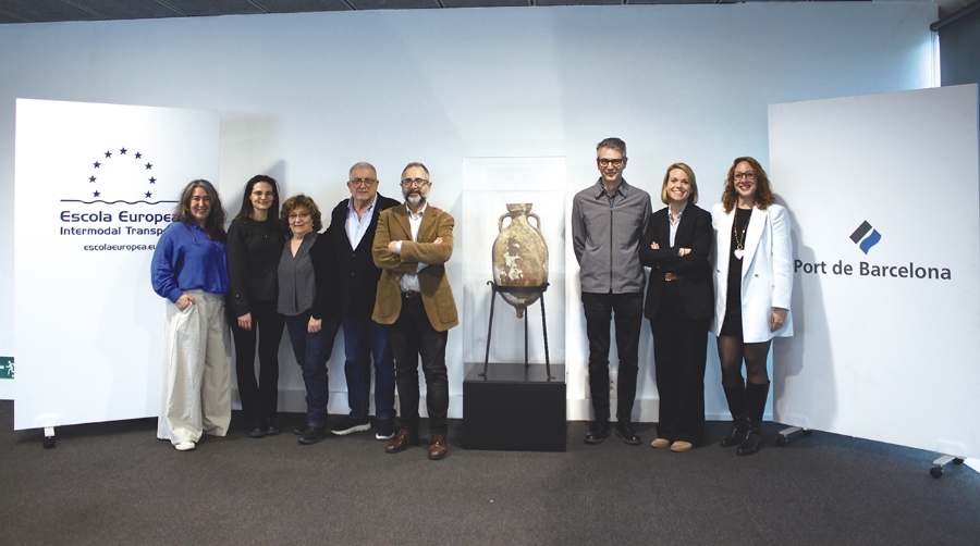 Escola Europea recibe una ánfora romana de más de 2.000 años
