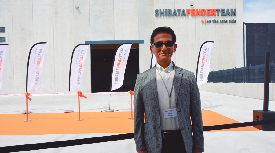 Atsuki Shibata, CEO de Shibata Industrial, delante de la nueva fábrica de ShibataFenderTeam en la localidad valenciana de Sollana. Foto J.C.P.