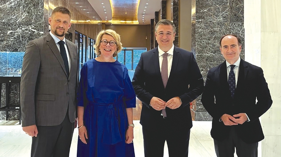 El presidente de la ESPO, Ansis Zeltiņš; la secretaria general de la ESPO, Isabelle Ryckbost; el Comisario Europeo de Transporte Sostenible y Turismo, Apostolos Tzitzikostas y el vicepresidente de ESPO, Gerardo Landaluce, presidente de la Autoridad Portuaria Bahía de Algeciras.
